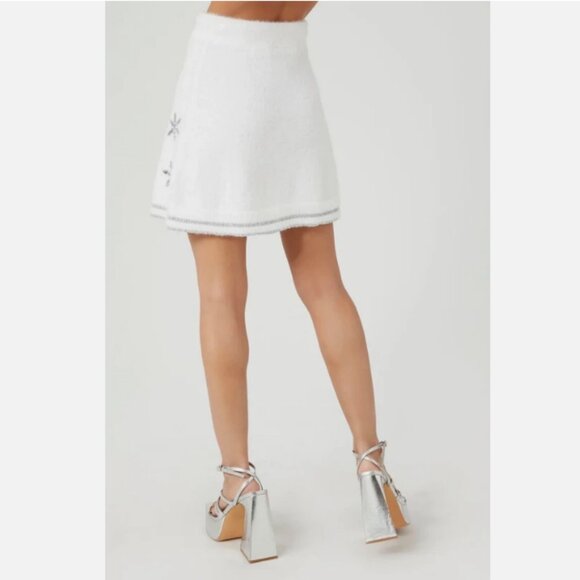 Derek Heart Juniors' Fuzzy Sequin Snowflake Mini Skirt - Picture 4 of 11